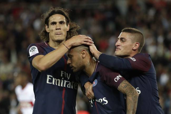 Cavani and Verratti showing appreciation for Neymar.