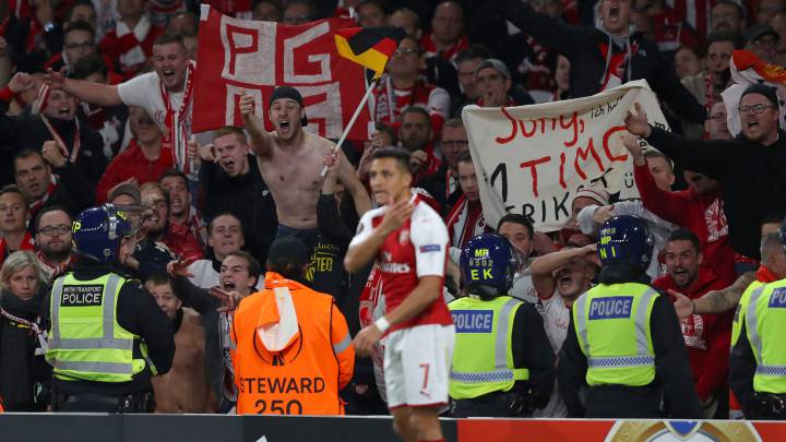 Arsenal to probe fan chaos during Europa league clash