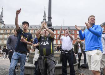 Spurs fans relax in Plaza Mayor with a few pre-match beers