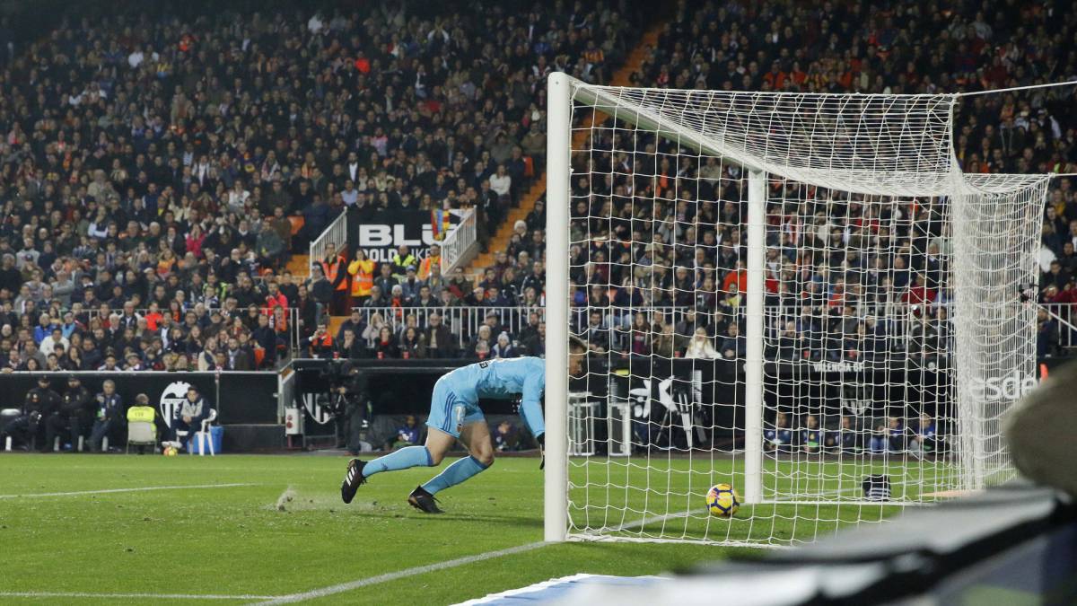 Goals from Rodrigo Moreno and Jordi Alba established a draw in the top-of-the-table clash at Mestalla, but Lionel Messi's ghost-goal was the main talking point.