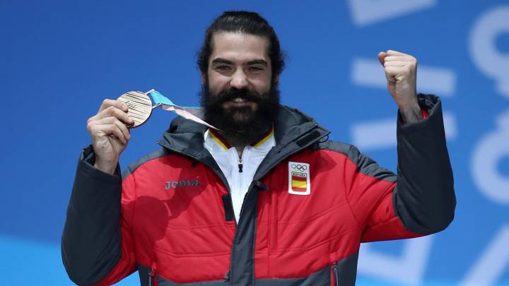 Hernández celebrates rare Spain medal as Svindal makes history