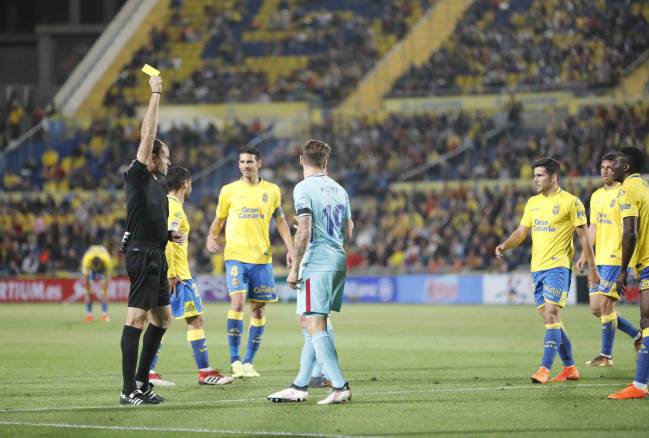 Las Palmas vs Barcelona: Mateu Lahoz makes it into yet another photo.