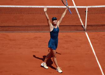 Sharapova steals main stage spotlight by destroying Pliskova