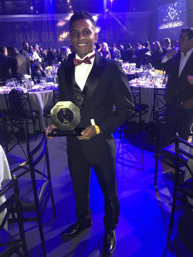 04/06/18 Santos player Rodrygo picks up the Premio Paulista 2018.