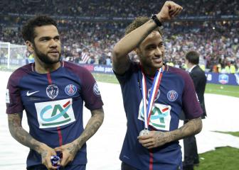 Alves defends Neymar: The weak use criticism as a weapon