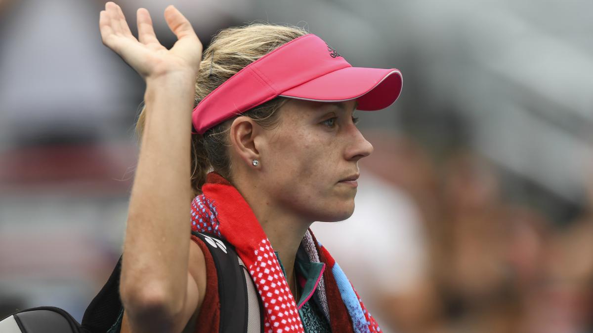 Kerber stunned but Svitolina, Sharapova advance at rain-hit Rogers Cup