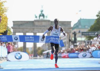Kipchoge smashes marathon world record in Berlin