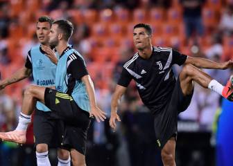 Teams warmed up at the Mestalla