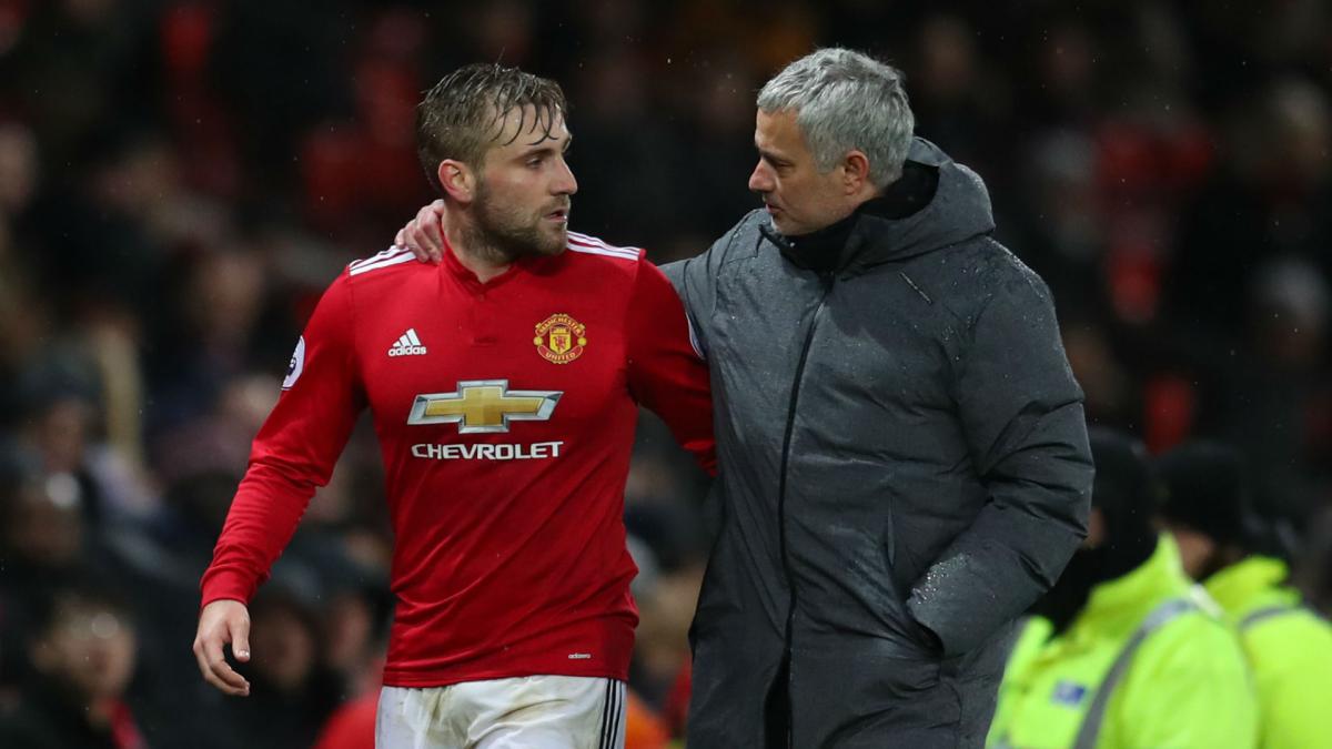 Shaw signs Manchester United extension