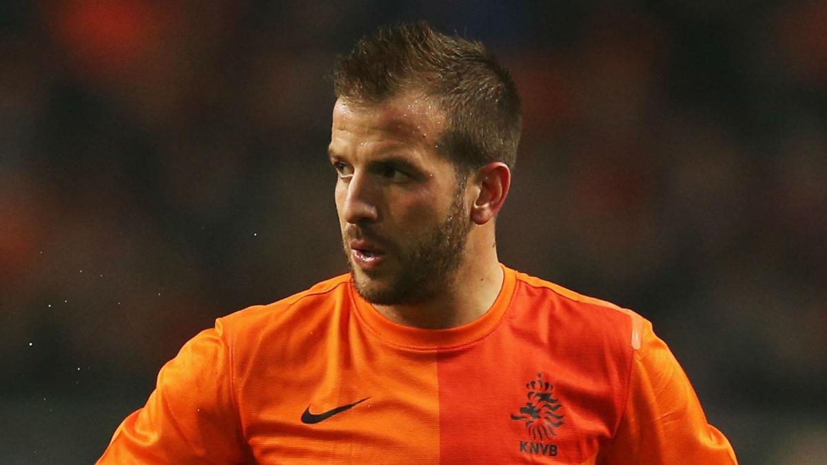 Van der Vaart announces retirement