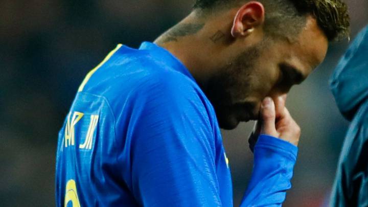 PSG player Neymar off injured v Cameroon