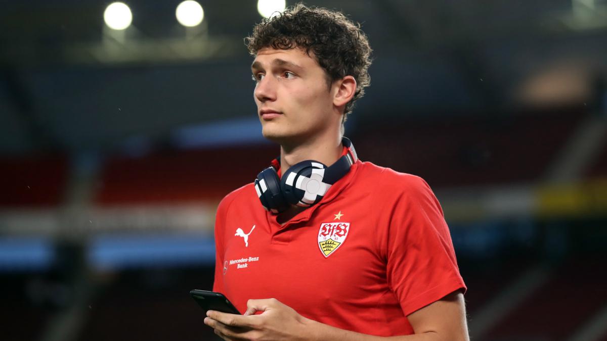 Pavard denies signing for Bayern Munich
