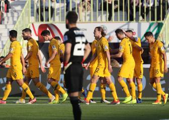 Australia bounce back from opening loss with easy victory