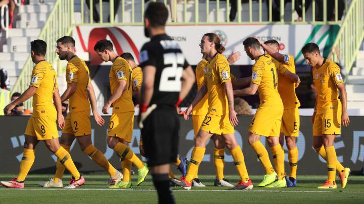 Australia bounce back from opening loss with easy victory