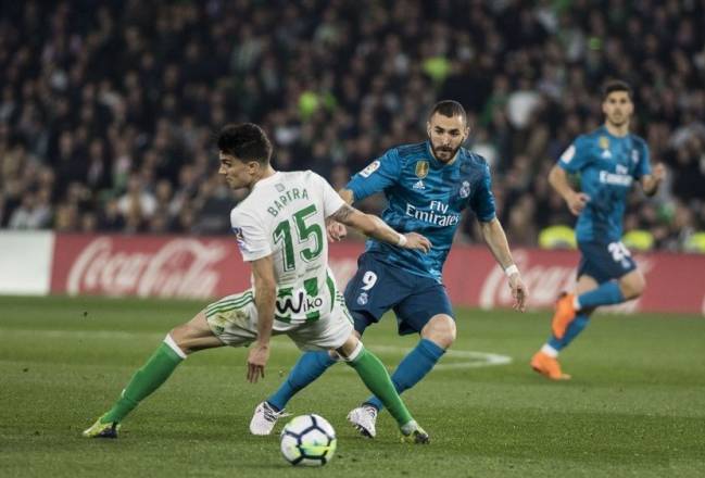 Benzema beats Betis' Bartra.