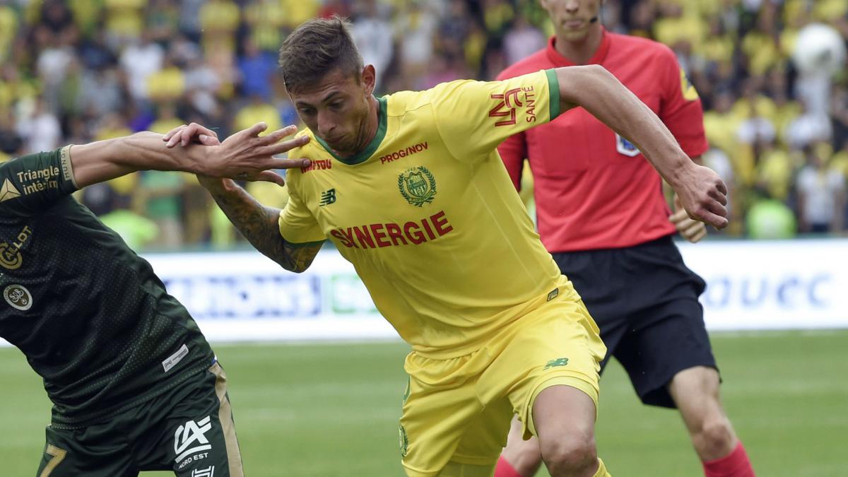 Police resume search for missing Sala plane