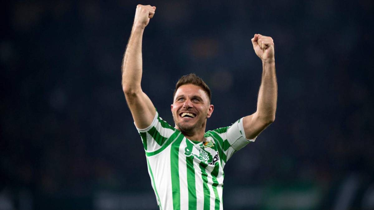 Joaquín scores from a corner