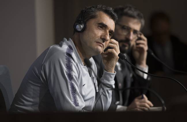 Ernesto Valverde listens to soothing jazz at the press conference.
