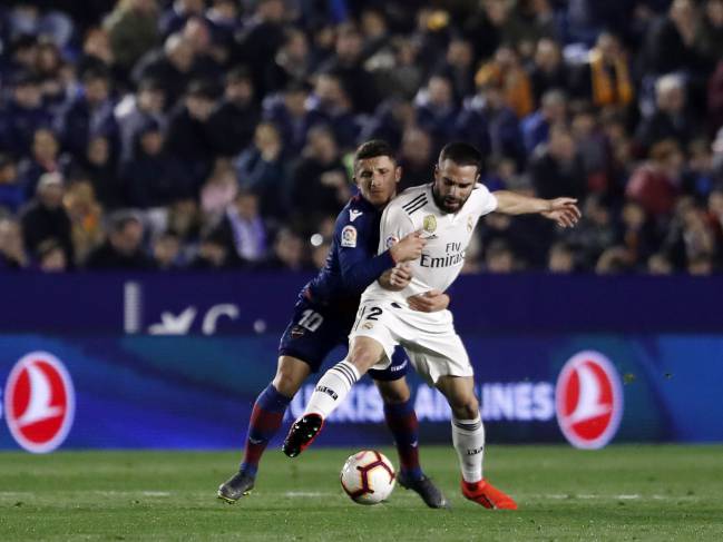 Carvajal battles with Levantes Bardhi.