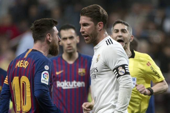 Barcelona's Argentinian forward Lionel Messi argues with Real Madrid's Spanish defender Sergio Ramos.