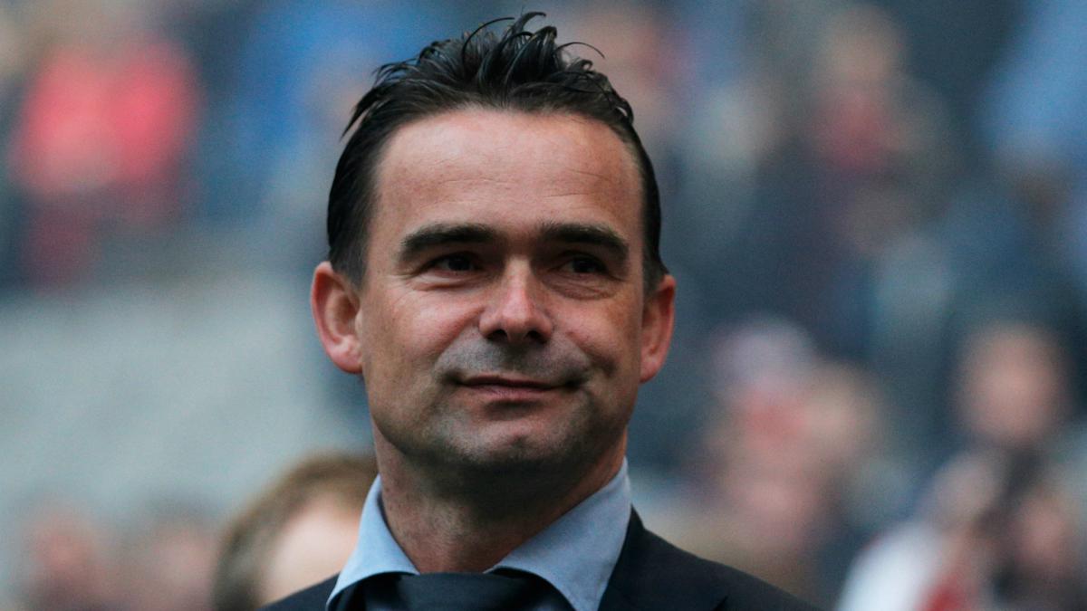 Overmars extends Ajax contract amid Arsenal links