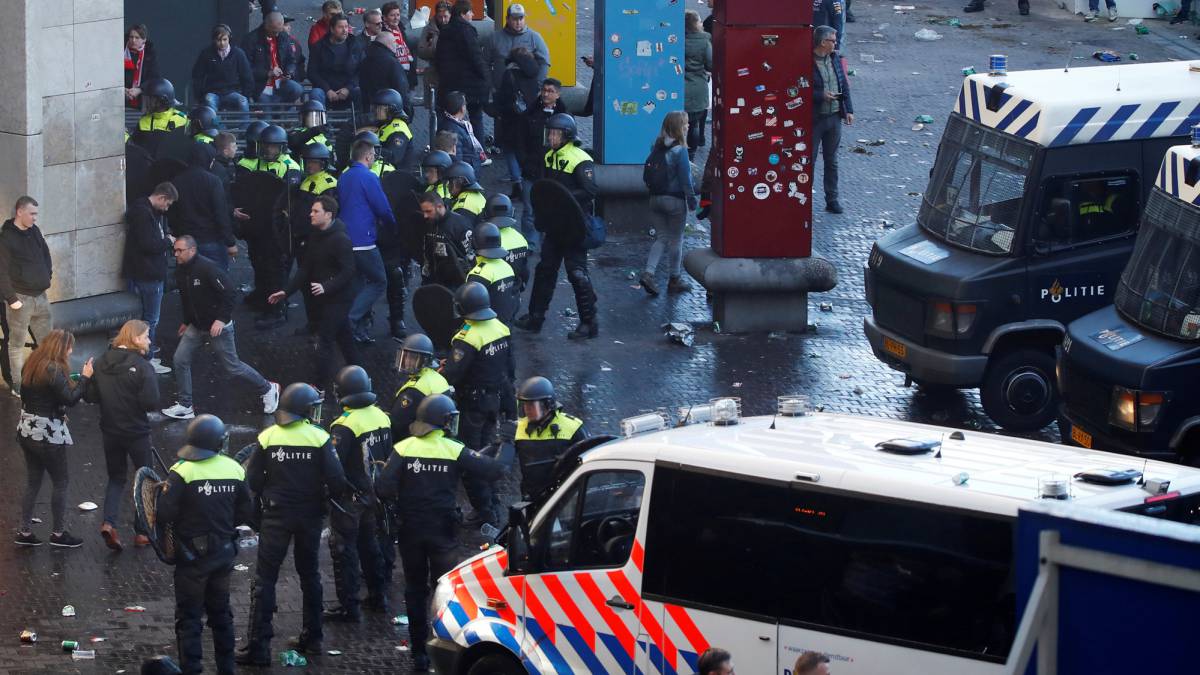 Clashes between Ajax and Juve fans result in 140 arrests