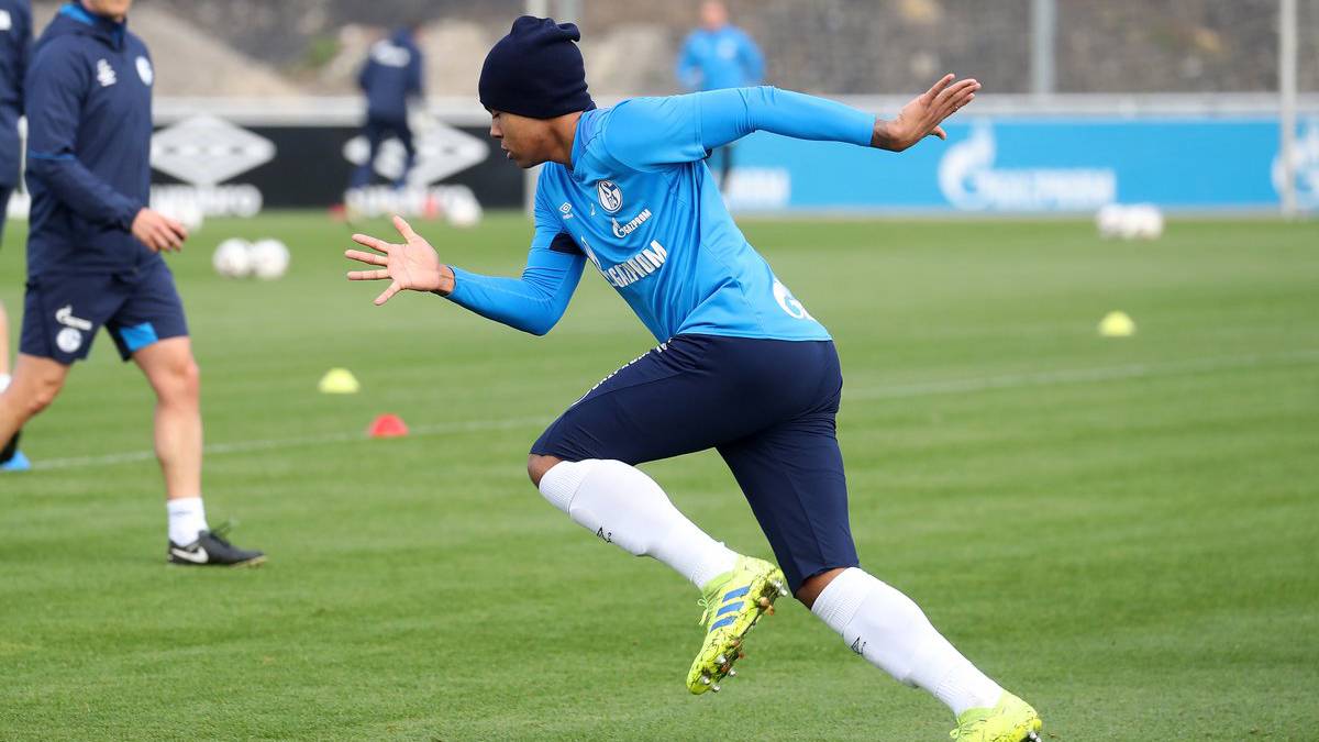 Weston McKennie training with the rest of his Schalke 04 teammates