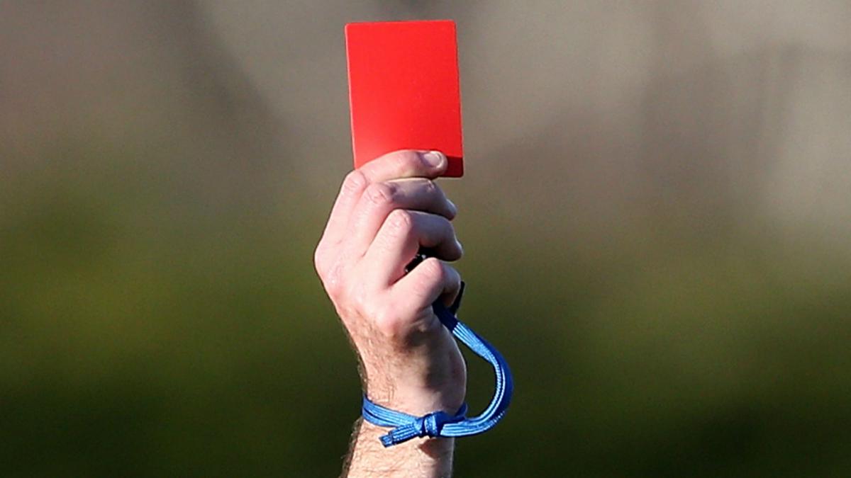 When you have to go...Primeira Liga game held up for assistant referee's toilet break