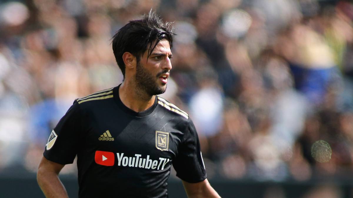 Carlos Vela #10 of the Los Angeles Football Club dribbles down the field during action against the Portland Timbers