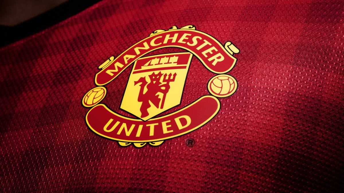 Man United 19-20 season shirt offered online before error spotted