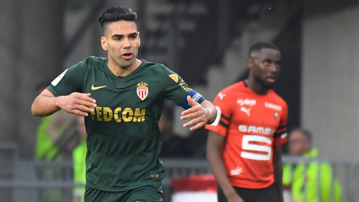 Colombian forward Falcao celebrates after scoring a goal during the French L1 football match between Stade Rennais and Monaco