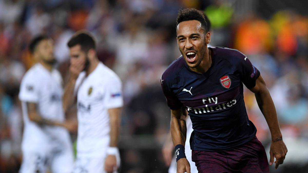 Aubameyang treble sends Arsenal into Europa League final