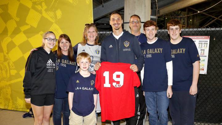 Zlatan Ibrahimovic poses with Cole Ungaro's family