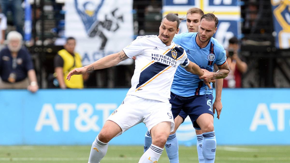 Los Angeles Galaxy forward Zlatan Ibrahimovic (9) plays for the ball against New York City defender Maxime Chanot