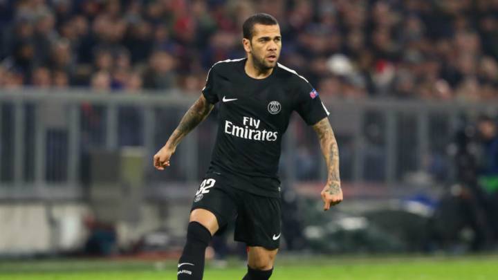 Dani Alves of PSG Paris runs with the ball during the UEFA Champions League group B match between Bayern Muenchen and Paris Saint-Germain at Allianz Arena