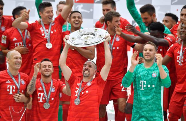 Silverware | Bayern Munich's Dutch midfielder Arjen Robben and teammates.