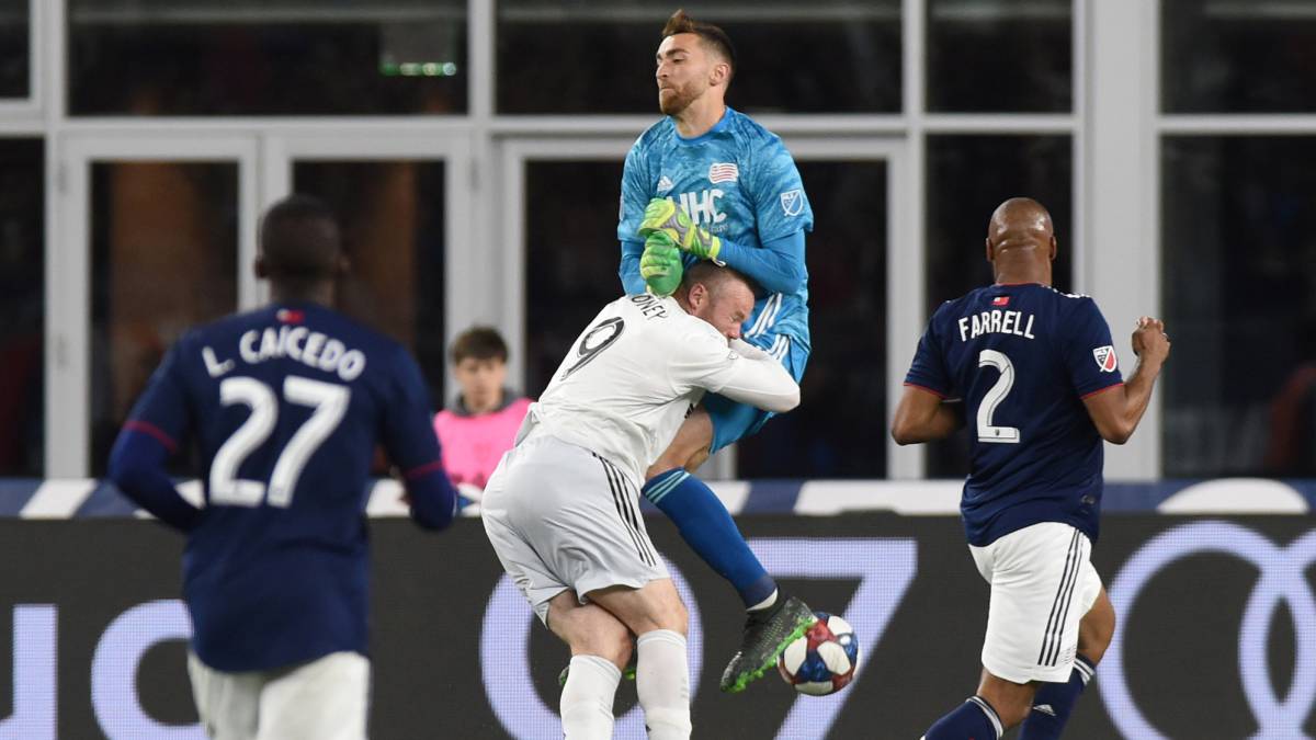 New England Revolution goalkeeper Matt Turner collides with D.C. United forward Wayne Rooney during the second half at Gillette Stadium