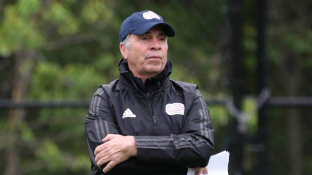 Bruce Arena during his first training session as New England Revolution head coach