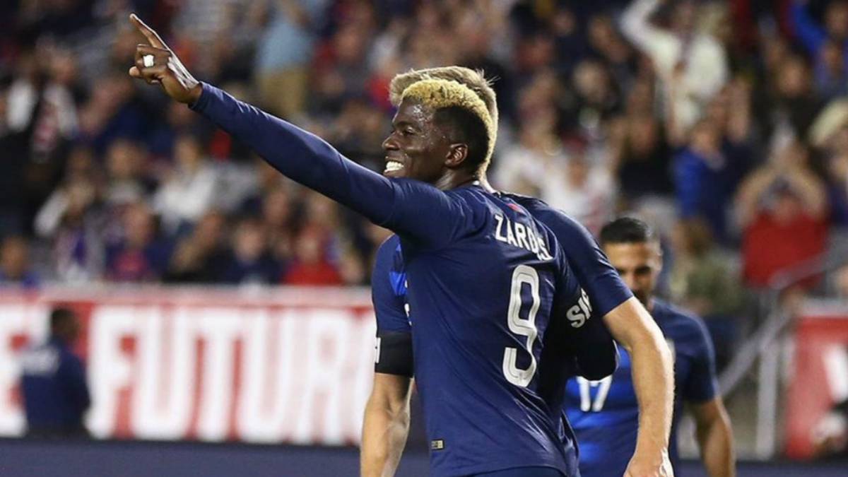 Gyasi Zardes celebrating with the US men's national team