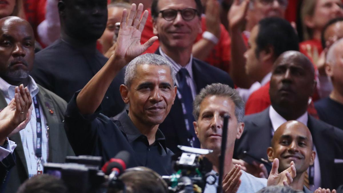 Barack Obama receives standing ovation during Game 2 of NBA Finals