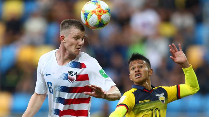 Chris Durkin of the United States and Jordan Rezabala of Ecuador compete for a header during the 2019 FIFA U-20 World Cup Quarter Final match between USA and Ecuador at Gdynia Stadium