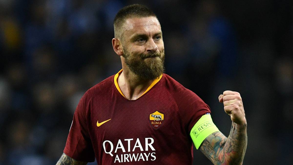 Daniele De Rossi celebrating with AS Roma