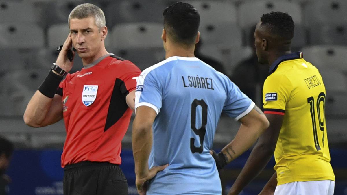 Referee for Uruguay - Ecuador: Anderson Daronco