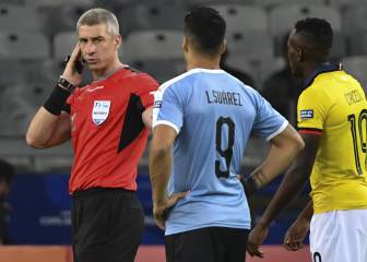 Ref Daronco sends off Quinteros after VAR consultation