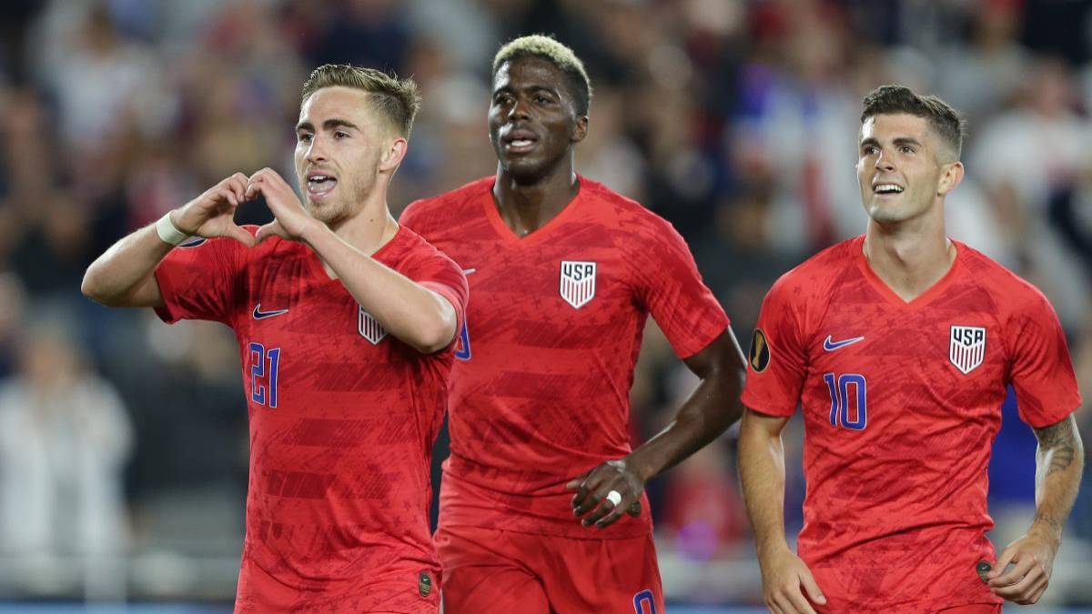 Tyler Boyd, Zardes and Christian Pulisic celebrating after Boyd's goal