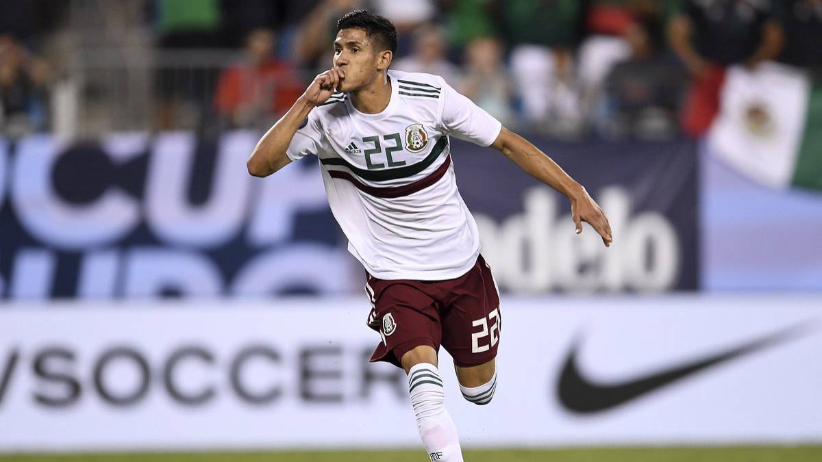 Uriel Antuna celebrating after scoring the first goal of the Mexican national team against Martinique