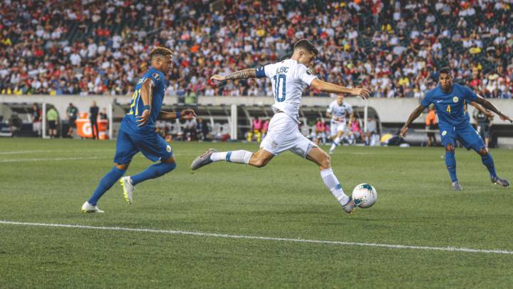 Christian Pulisic in action with the USMNT against Curaçao in the Gold Cup quarterfinal match