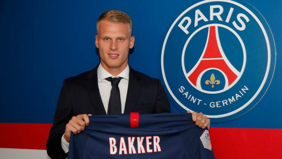 PSG sign Ajax teenager Bakker to bolster defence