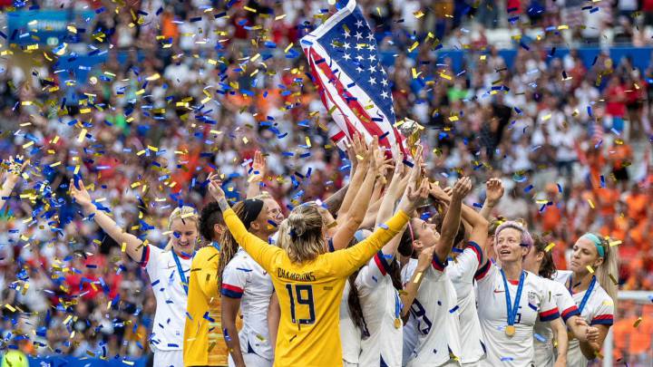 USA's players celebrate with the trophy after the France 2019 Women's World Cup football final match between USA and the Netherlands
