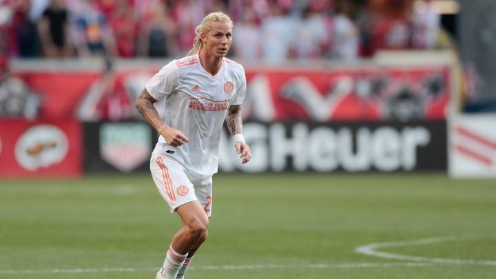 Brek Shea controls the ball during the second half against the New York Red Bulls at Red Bull Arena